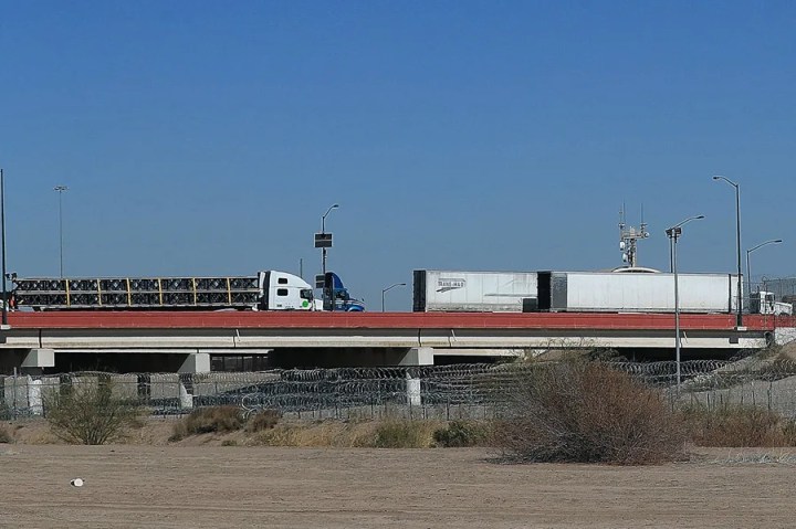Camiones en el Puente Internacional Zaragoza, en Ciudad Juárez (México) | EFE/ Luis Torres