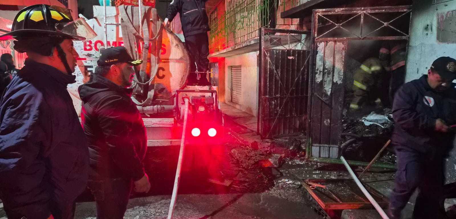 Bomberos en un incendio