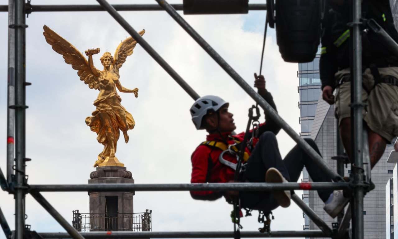 Angel de la Independencia y trabajador