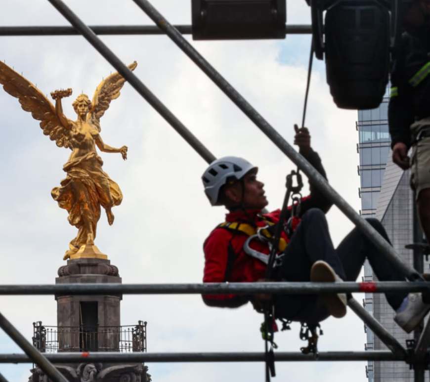 Angel de la Independencia y trabajador