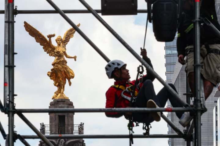Angel de la Independencia y trabajador