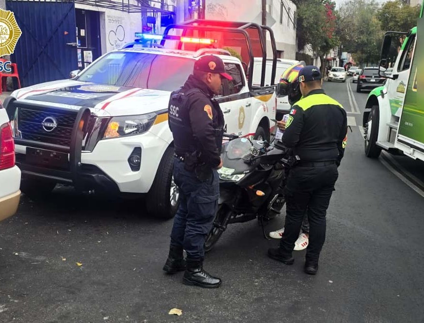 Motociclista y policias