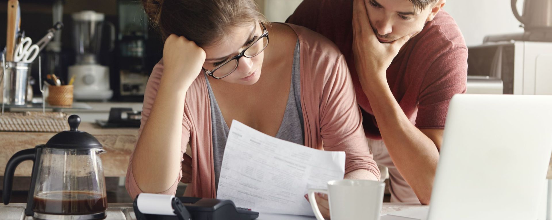 Pareja frente a computadora