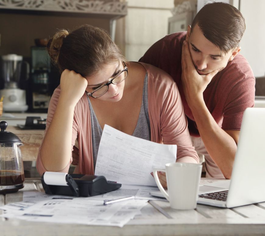 Pareja frente a computadora