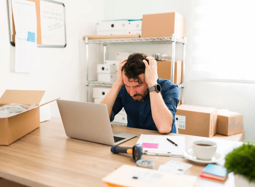 Persona frente a computadora