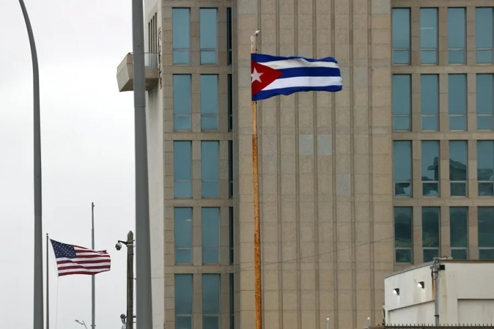 Banderas de los Estados Unidos y de Cuba | EFE/ Ernesto Mastrascusa