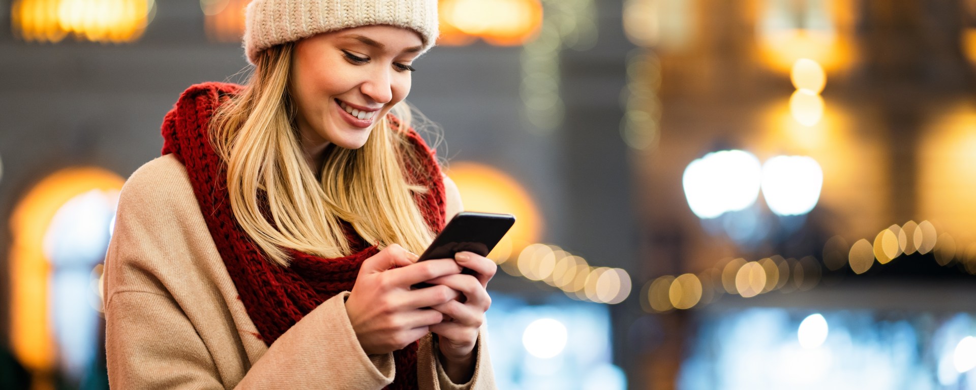 Mujer con celular en mano