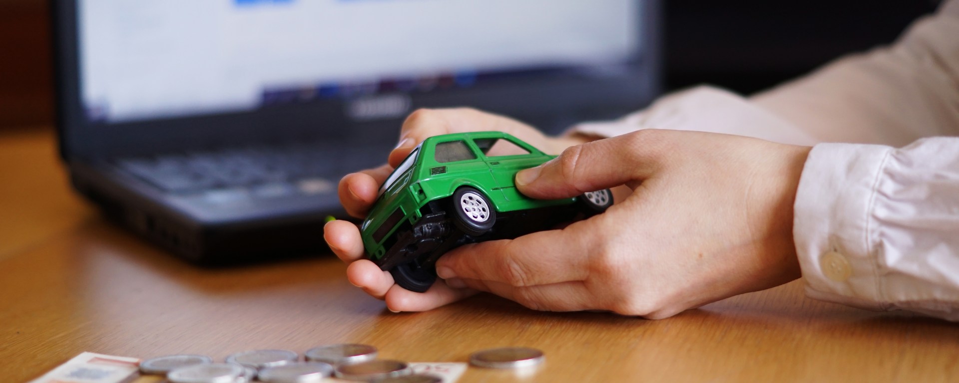 Monedas, billetes con vehículo de juguete