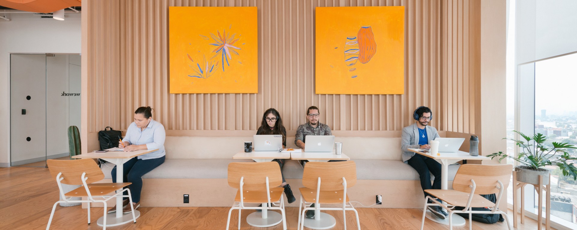 Personas trabaja con computadoras