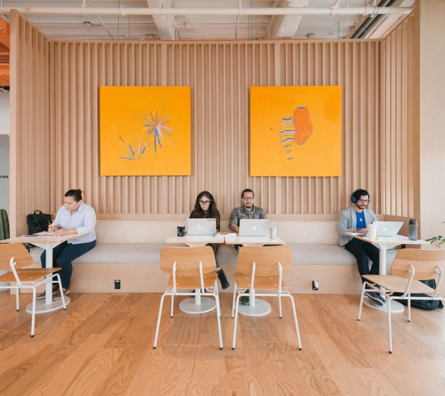 Personas trabaja con computadoras