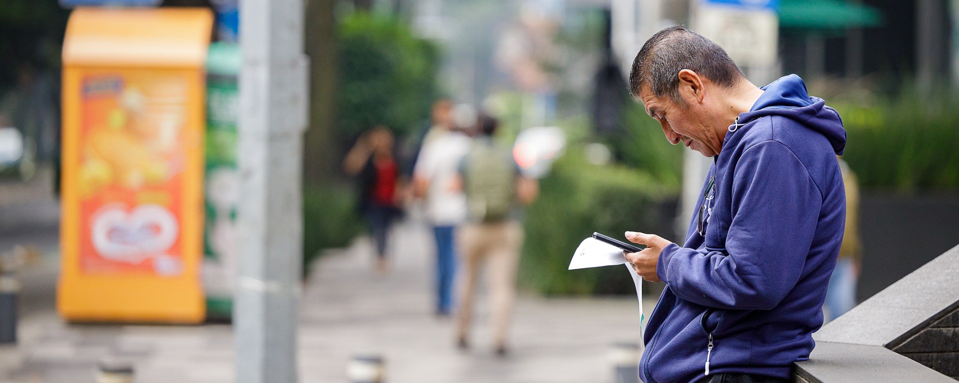 Persona en la calle mira celular