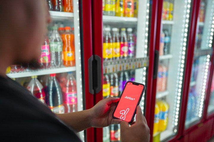 Refrigerador con productos Coca Cola