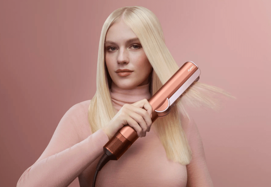 Mujer se atiende el cabello