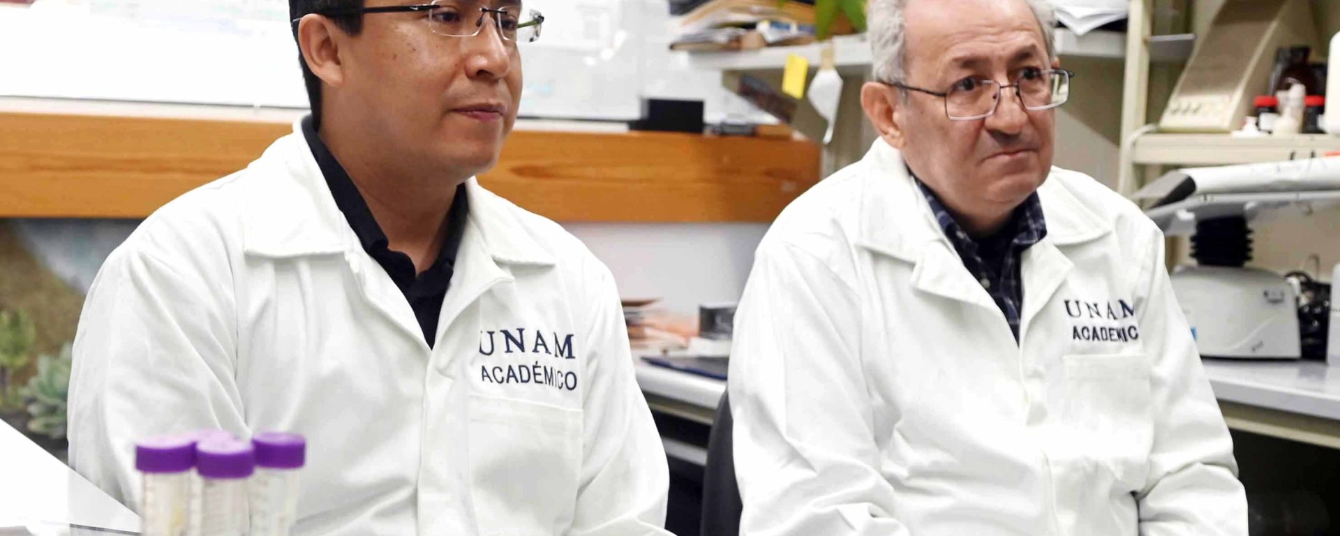 Con bata, cientificos de la UNAM