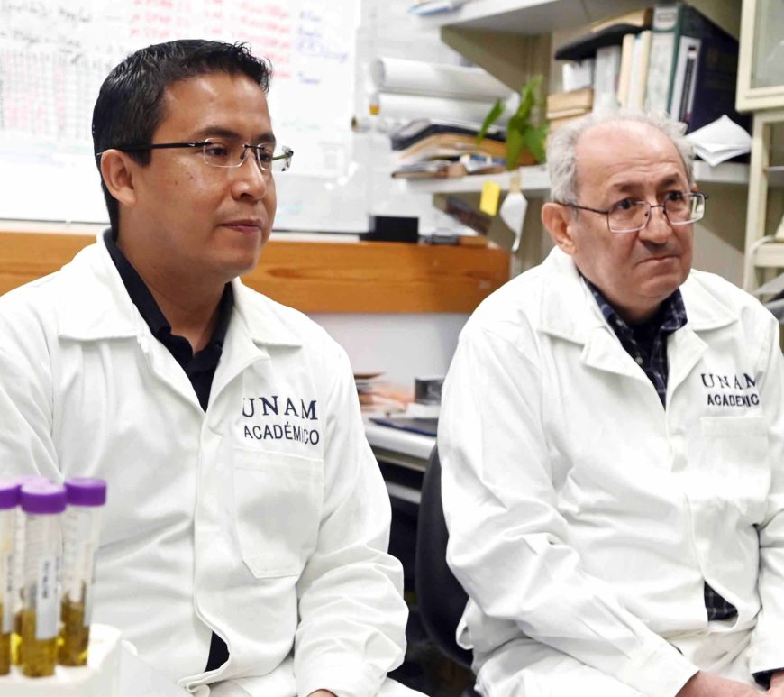 Con bata, cientificos de la UNAM