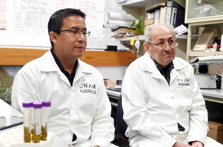 Con bata, cientificos de la UNAM