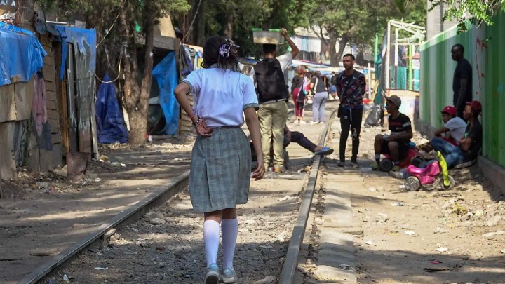 Joven con uniforme de secundaria