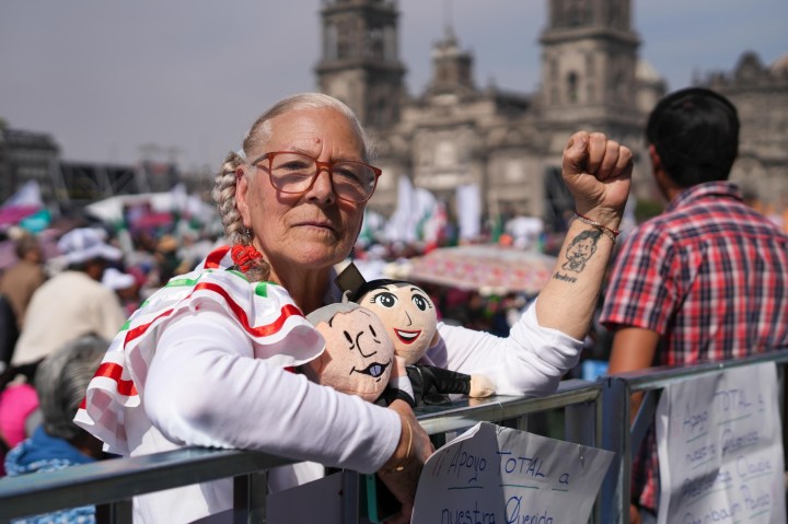 Mujer en mitin de Morena