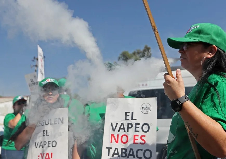 Personas a favor del 'vapeo' frente a la Cámara de Diputados| EFE/ Mario Guzmán