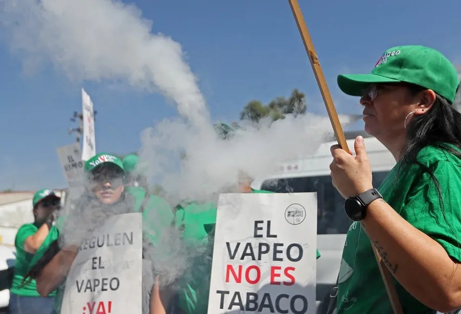 Personas a favor del 'vapeo' frente a la Cámara de Diputados| EFE/ Mario Guzmán