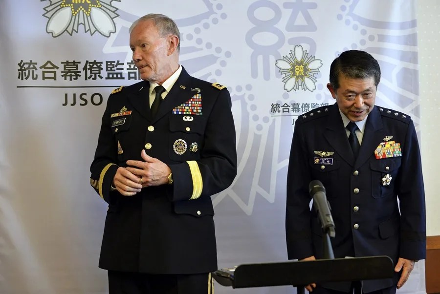 Martin Dempsey y Shigeru Iwasaki | EPA/Franck Robichon