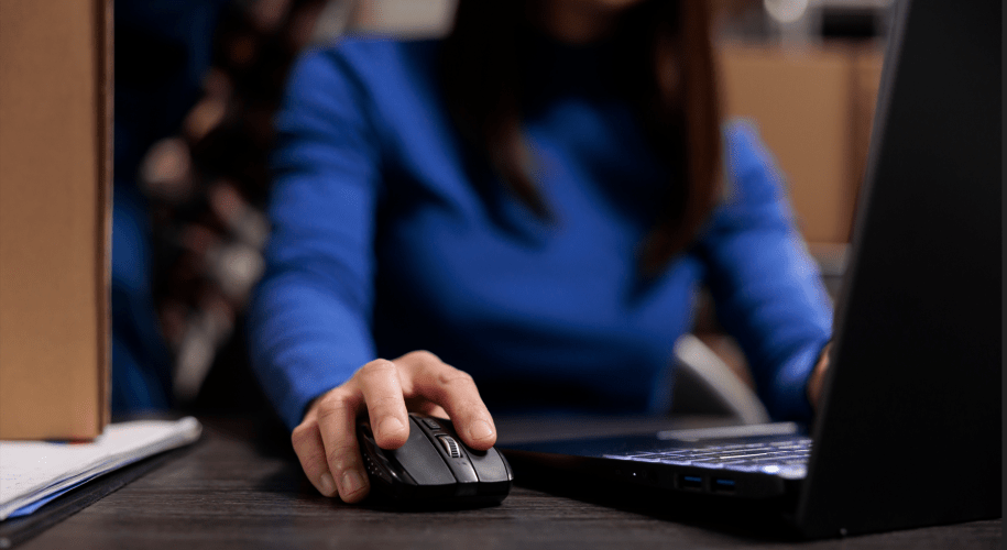 Mujer en computadora