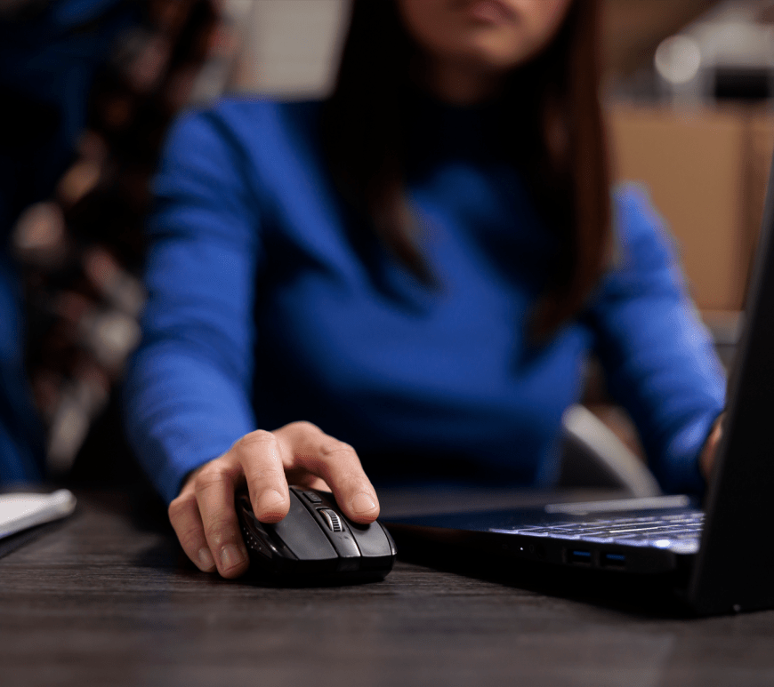 Mujer en computadora