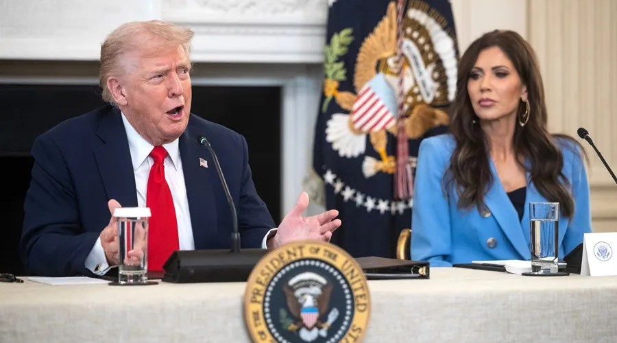 Donald Trump y Kristi Noem | EFE/ Francis Chung