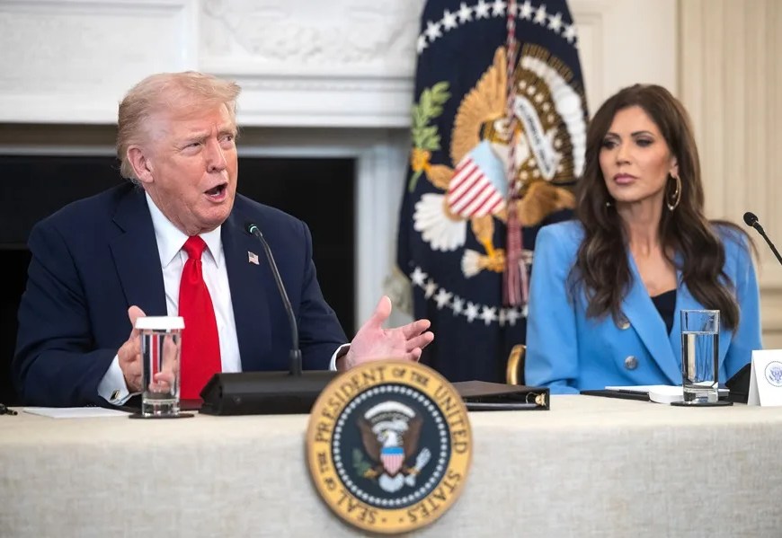 Donald Trump y Kristi Noem | EFE/ Francis Chung