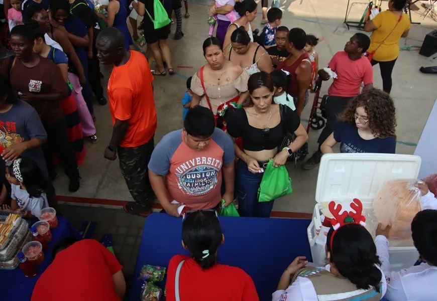 Migrantes participan en la tradicional posada navideña, en Tapachula, Chiapas (México) | EFE/ Juan Manuel Blanco
