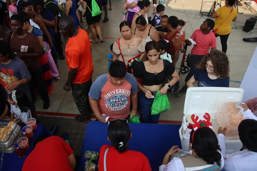 Migrantes participan en la tradicional posada navideña, en Tapachula, Chiapas (México) | EFE/ Juan Manuel Blanco
