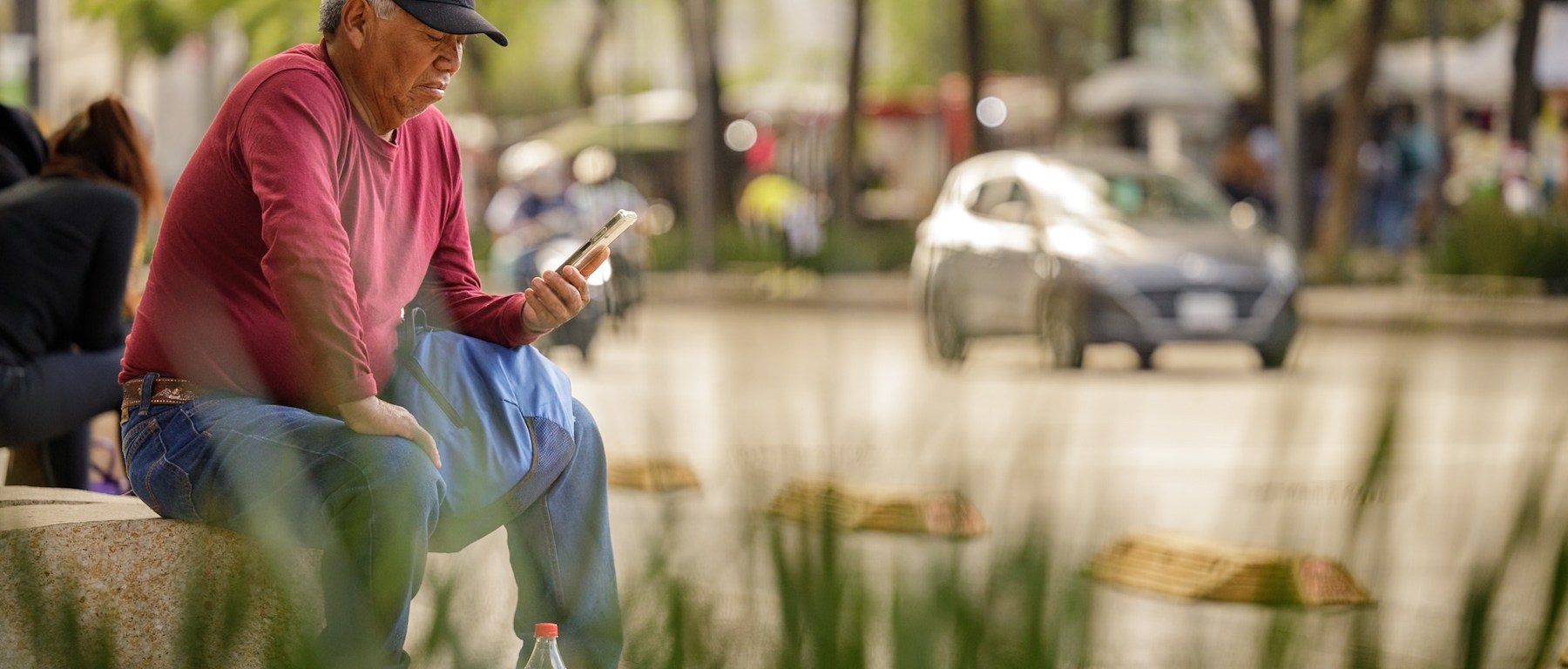 Persona con celular en mano