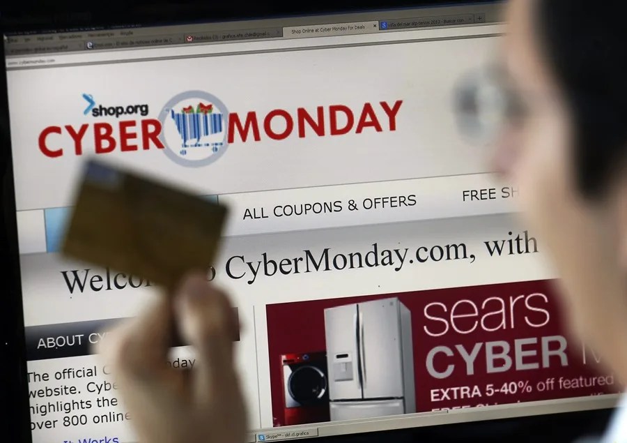 Cyber Monday, Tarjeta de crédito frente a un ordenador | EFE/ Felipe Trueba