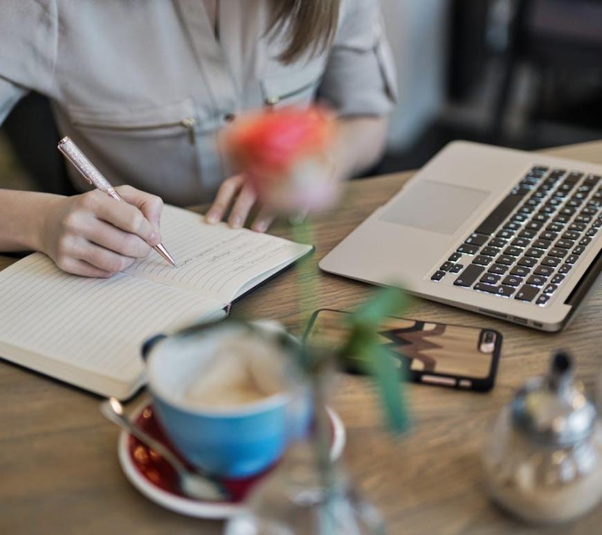 Persona apunta en libreta
