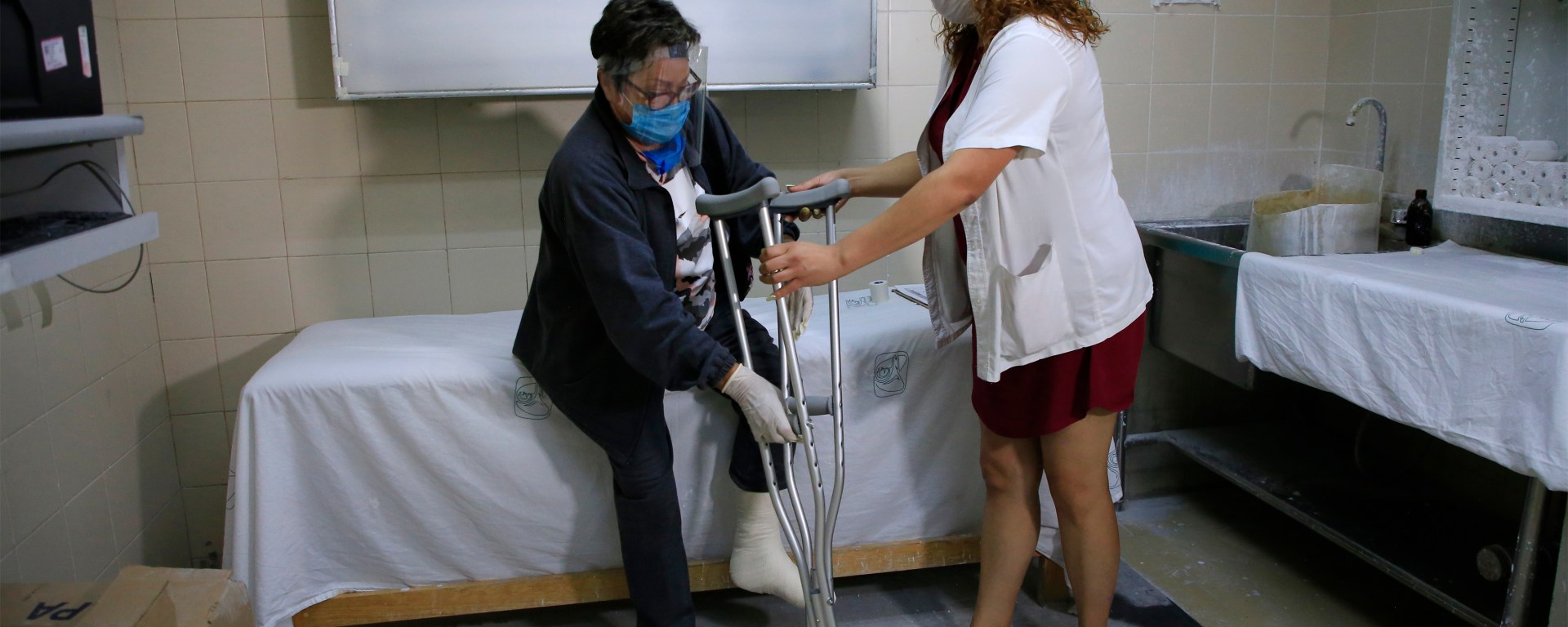 Persona con muletas en consultorio