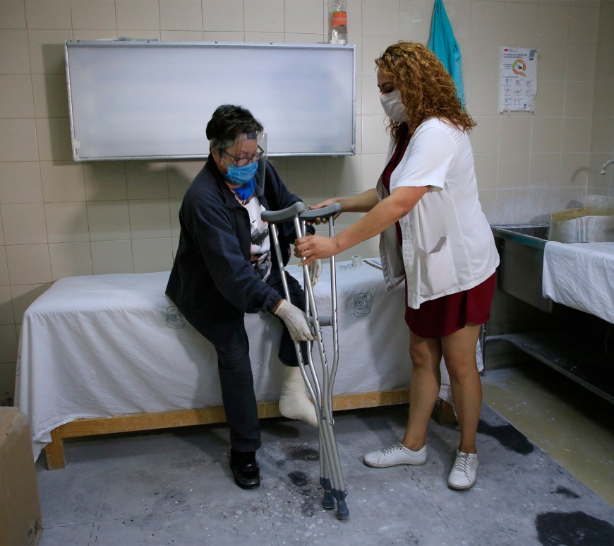 Persona con muletas en consultorio