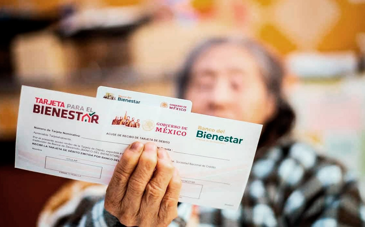 Persona con tarjeta del bienestar