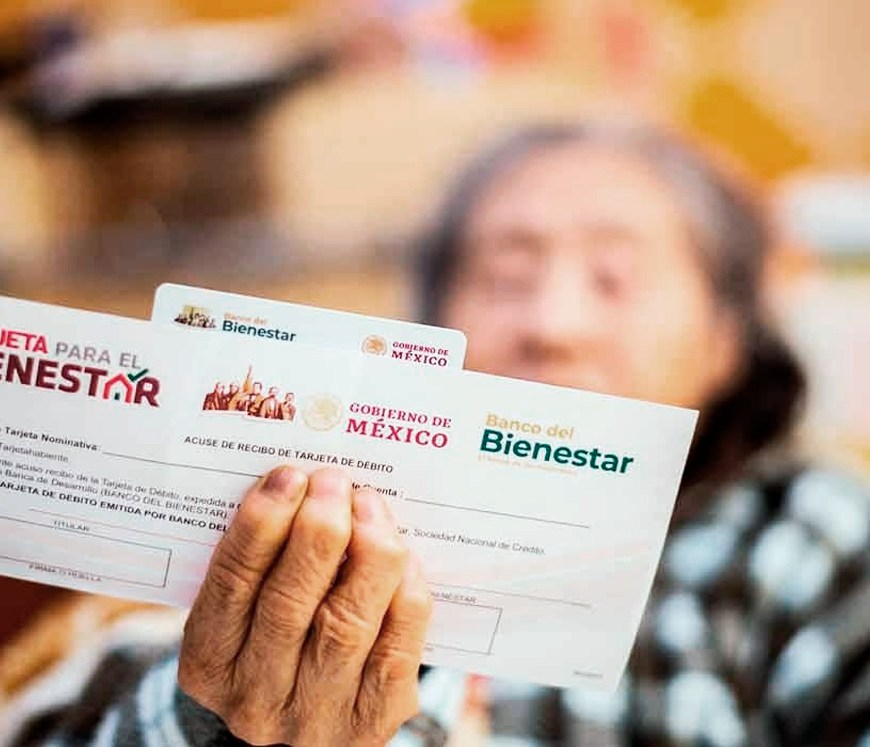 Persona con tarjeta del bienestar