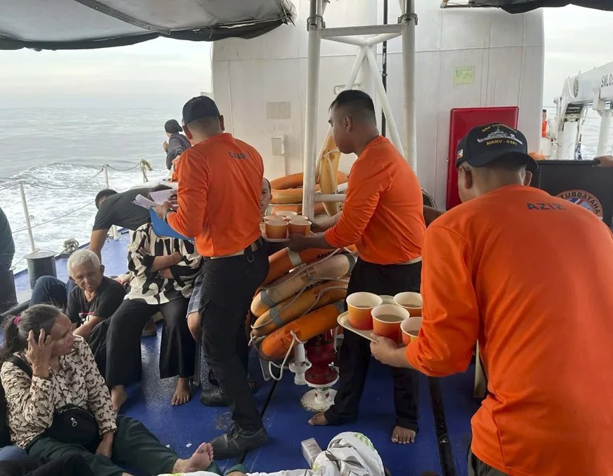 Fotografía facilitada por la Guardia Costera de Filipinas que muestra a su personal ayudando a los supervivientes del ferry M/V Trisha Kerstin 3, hundido frente a la costa de la provincia de Basilan, en el sur de Filipinas. EFE/EPA/ Guardia Costera de Filipinas
