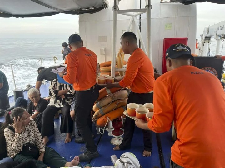 Fotografía facilitada por la Guardia Costera de Filipinas que muestra a su personal ayudando a los supervivientes del ferry M/V Trisha Kerstin 3, hundido frente a la costa de la provincia de Basilan, en el sur de Filipinas. EFE/EPA/ Guardia Costera de Filipinas

