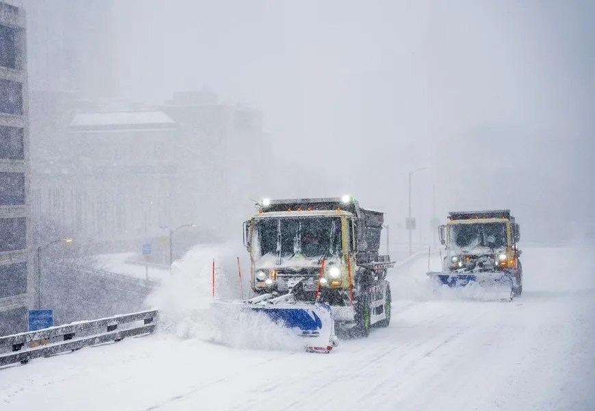 Camiones remueven la nieve de las calles de Nueva York, el 25 de enero de 2026, en medio de la tormenta que afecta a gran parte de Estados Unidos. EFE/Olga Fedorova