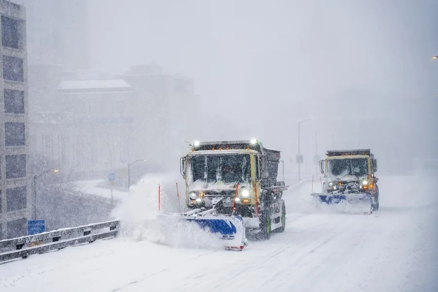 Camiones remueven la nieve de las calles de Nueva York, el 25 de enero de 2026, en medio de la tormenta que afecta a gran parte de Estados Unidos. EFE/Olga Fedorova
