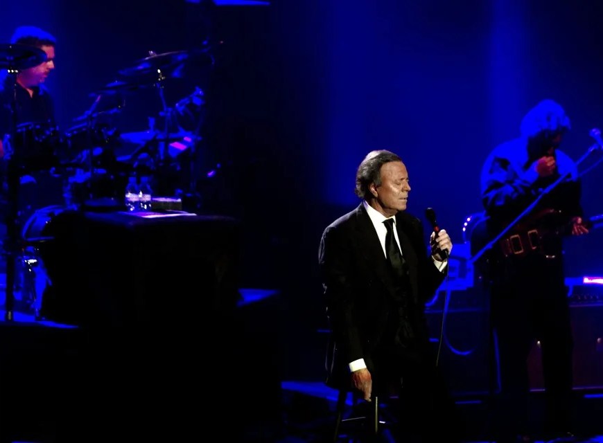 Julio Iglesias durante un concierto, en una fotografía de archivo. EFE/Iván Aguinaga