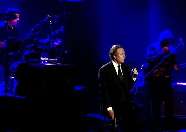 Julio Iglesias durante un concierto, en una fotografía de archivo. EFE/Iván Aguinaga

