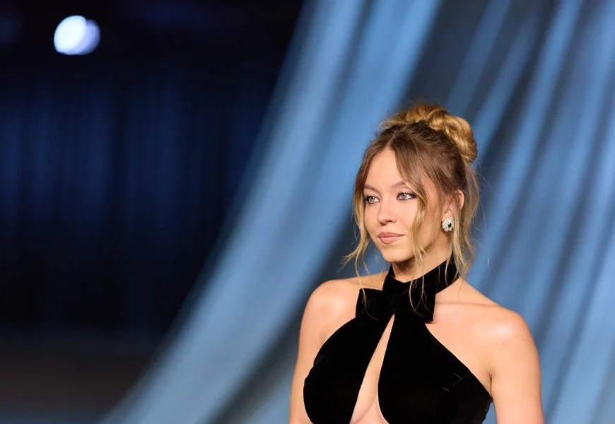 Fotografía de archivo de la actriz estadounidense Sydney Sweeney llegando a la Gala de la Academia en el Museo de la Academia de Cine en Los Ángeles. EFE/EPA/ALLISON DINNER