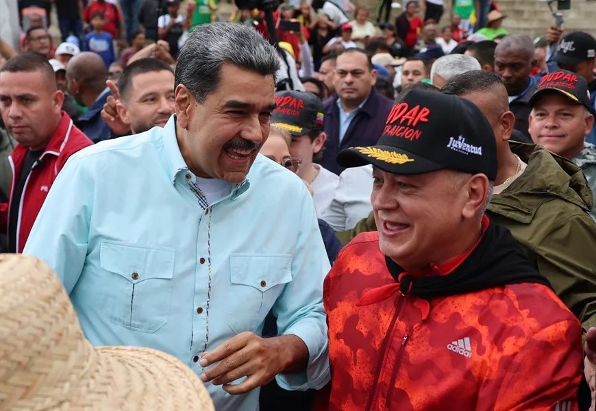 Fotografía de archivo del ministro del Interior y Justicia de Venezuela, Diosdado Cabello, junto al capturado mandatario venezolano Nicolás Maduro (i). EFE/ Miguel Gutiérrez
