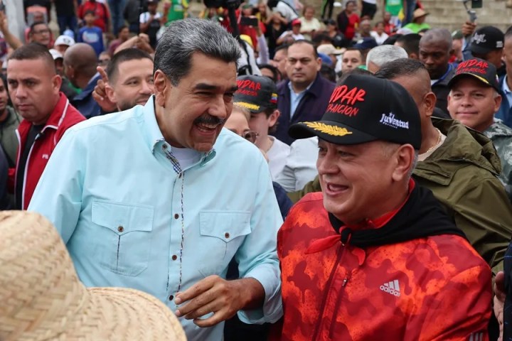 Fotografía de archivo del ministro del Interior y Justicia de Venezuela, Diosdado Cabello, junto al capturado mandatario venezolano Nicolás Maduro (i). EFE/ Miguel Gutiérrez