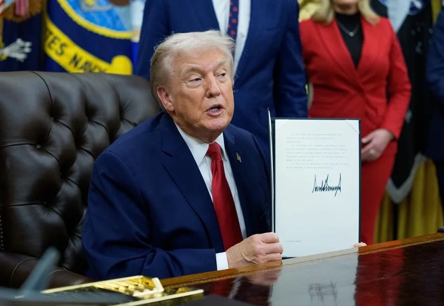 El presidente de Estados Unidos, Donald J. Trump, firma una orden ejecutiva. EFE/EPA/Aaron Schwartz
