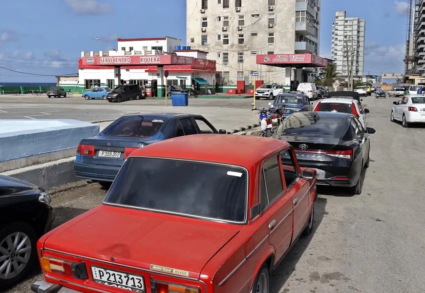 Fotografía que muestra vehículos haciendo fila para abastecerse de combustible en La Habana, Cuba. EFE/ Ernesto Mastrascusa