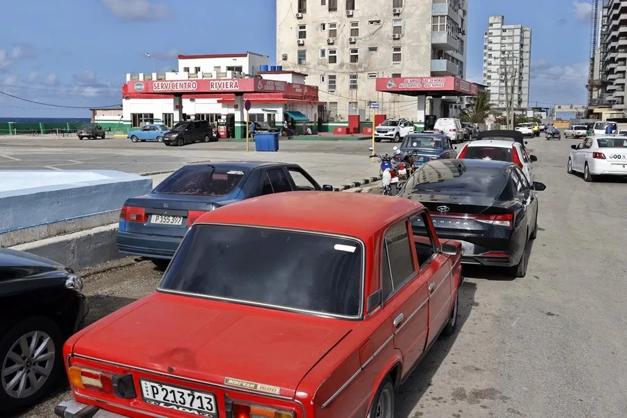 Fotografía que muestra vehículos haciendo fila para abastecerse de combustible en La Habana, Cuba. EFE/ Ernesto Mastrascusa